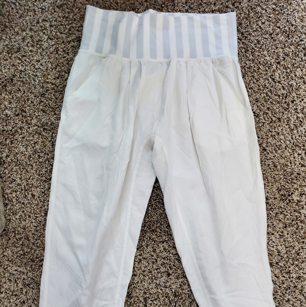 Lululemon women studio crop joggers size 6